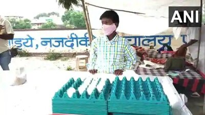 Help pours in for Indore boy whose egg cart was overturned by civic officials পুরসভার কর্মীরা ডিমের ঠেলা উল্টে দেন বলে অভিযোগ, ইনদওরের বালককে বাড়ি তৈরি করে দেওয়ার প্রতিশ্রুতি, সঙ্গে পড়াশোনার খরচ, নগদ অর্থ