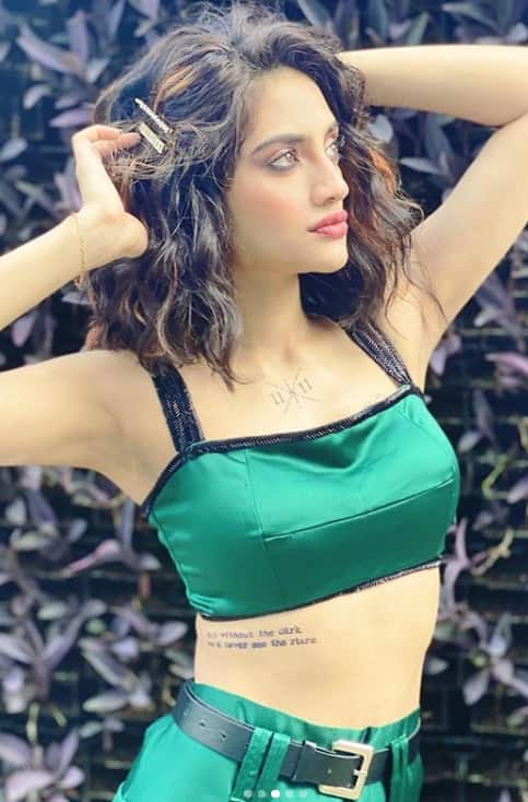 ছবিগুলি শেয়ার করে তিনি লেখেন, বাড়ির বাইরে 'আমার ফেভারিট লিভিং রুম'-এ তোলা ছবি।