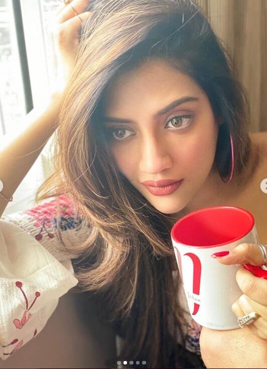 নুসরতের এই ছবিগুলি দেখে মিমি চক্রবর্তী লেখেন,''নটি'...মনের পাসওয়ার্ডটা বল''