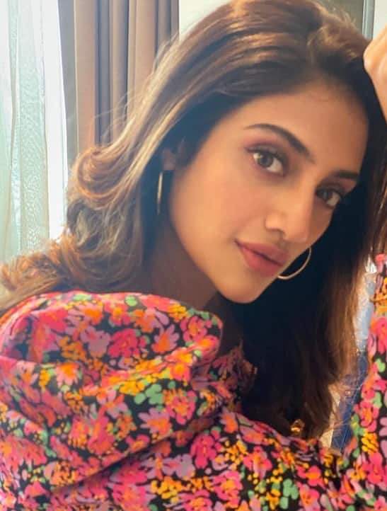 সাংসদ মিমি ও নুসরত একে অপরের খুবই কাছের বন্ধু। এবার দুই সাংসদ অভিনেত্রীকে একসঙ্গে দেখা যাবে অংশুমান প্রত্যুষ পরিচালিত ছবি 'কলকাতা SOS' ছবিতে। এই ছবিতে অভিনয় করছেন অভিনেতা যশও।