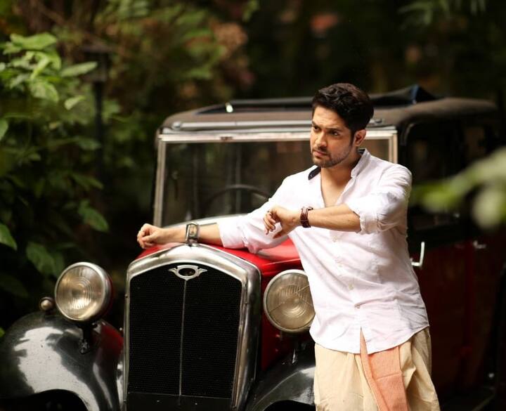 বিক্রম চট্টোপাধ্যায়। ইদানীং দর্শকের মনে রাজ করছে তাঁর 'তানসেনের তানপুরা'। সম্প্রতি এই ছবিটি বিক্রম আপলোড করেছেন তাঁর ট্যুইটাপ হ্যান্ডেলে। পোস্টে তিনি ট্যাগ করেছেন অভিনেতা আবীর চট্টোপাধ্যায়কে। লিখেছেন আবীরের 'বাঙালিআনা'য় অনুপ্রাণিত তিনি।