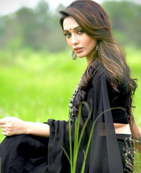 কালো শিফন, রুপোর গয়নার সাহচর্য। সবুজ ঘাসের সঙ্গে নজরকাড়া কনট্রাস্ট। সোশ্যাল মিডিয়ায় ঝড় তুললেন মিমি। 