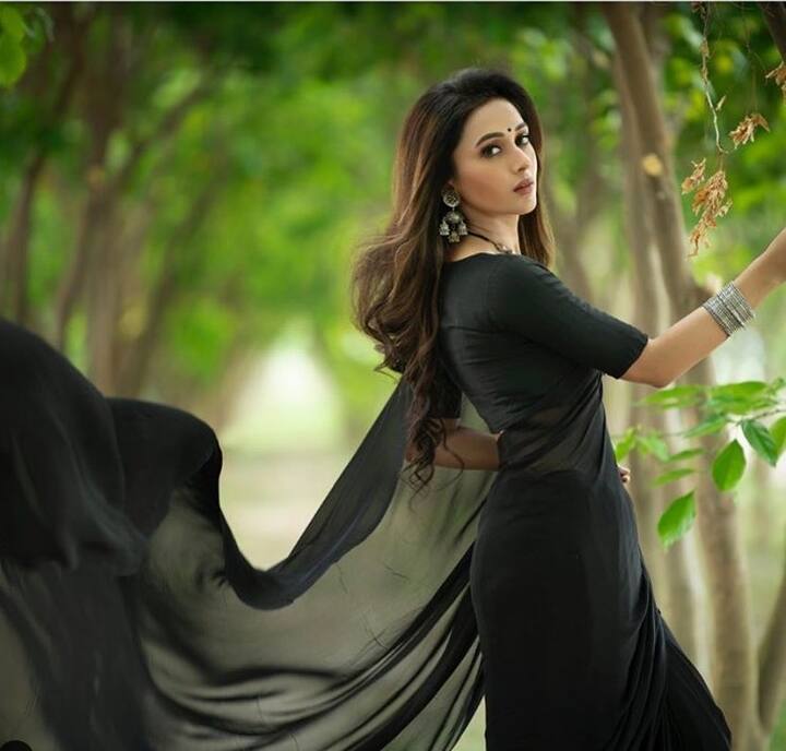 কিছুদিন আগে প্রকাশ্যে এসেছে মিমির গলায় গাওয়া রবীন্দ্রনাথের গান। মিমি চক্রবর্তী ক্রিয়েশন ইউটিউব প্ল্যাটফর্মে এই গানটি প্রকাশ করে। অভিনেত্রী লেখেন, 'আমার অন্যতম পছন্দের রবীন্দ্র সঙ্গীত আমার পরান যাহা চায়। অনেক বছর আগে গানের ওপারে দিয়ে আমার পথ চলা শুরু। ১০ বছর আগের পুপে এবং কবিগুরুর ছোঁয়া নিয়ে একটা ছোট্ট প্রয়াস আপনাদের সবার জন্য।.. আশা করি ভালো লাগবে  আর কোনো ভূলত্রূটি হলে ক্ষমা করে দেবেন।'