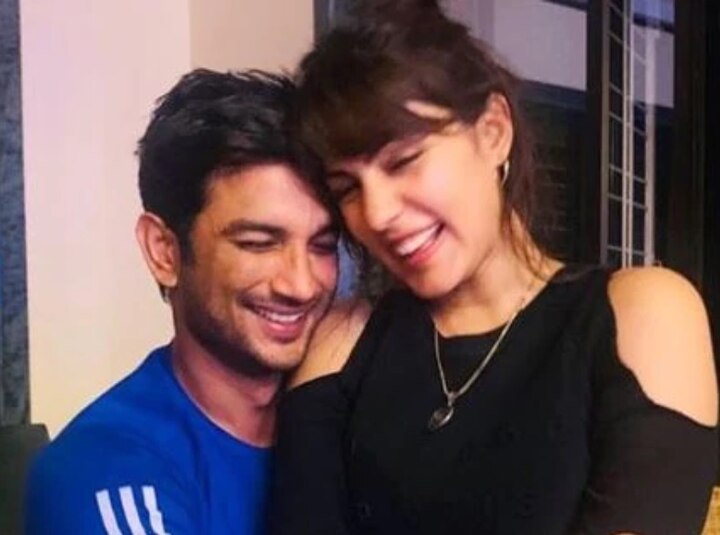 এবার সুশান্তের বান্ধবী তথা অভিনেত্রী রিয়া চক্রবর্তীর বিরুদ্ধে এফআইআর দায়ের করলেন মৃত অভিনেতার বাবা! পটনার রাজীব নগর থানায় রিয়ার বিরুদ্ধে আর্থিক প্রতারণা ও আত্মহত্যায় প্ররোচনার অভিযোগ দায়ের করেছেন তিনি। এছাড়াও সুশান্তের বাবার অভিযোগ, তাঁর ছেলের অ্যাকাউন্ট থেকে ১৭ কোটি টাকা তুলেছিলেন রিয়া। পটনার এসএসপি জানিয়েছেন, বিশেষ পরিস্থিতিতে এফআইআর গ্রহণ করা হয়েছে!বিহার পুলিশ ইতিমধ্যেই মুম্বইয়ে পৌঁছেছে!