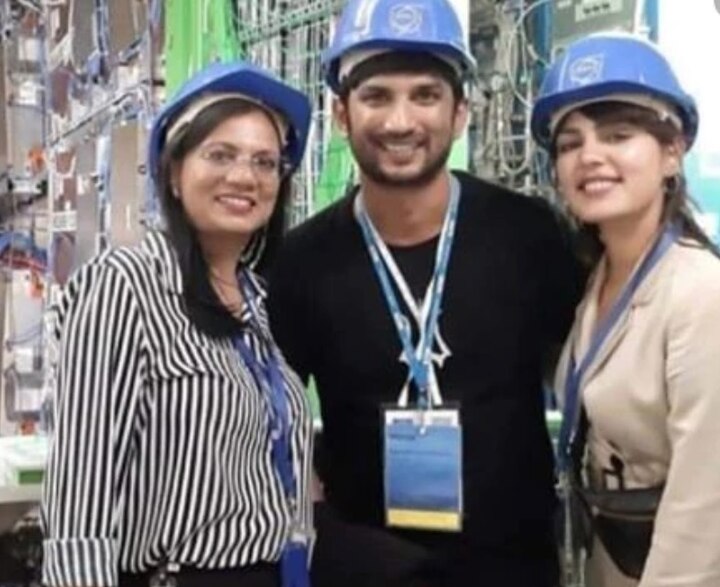 ২৬ জুলাই পটনা থানায় সুশান্তের কথিত বান্ধবী রিয়া চক্রবর্তী ও তাঁর পরিবারের বিরুদ্ধে এফআইআর দায়ের করেন সুশান্তের বাবা কে কে সিংহ। রিয়ার বিরুদ্ধে ভারতীয় দণ্ডবিধির জামিন অযোগ্য ৩০৬, ৩৪১, ৩৪২, ৩৮০, ৪০৬, ৪২০ ধারায় মামলা দায়ের করা হয়।