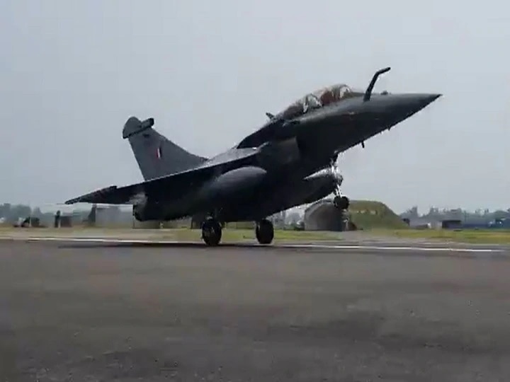 Rafale Fighter Jets' Arrival in India: Congress Welcomes Induction of 'Omnirole' Aircraft by IAF, Accuses BJP of Scam in Purchase ভারতে স্বাগত রাফাল, আমরা ক্ষমতায় থাকলে ১২৬টি বিমানই আসত, ট্যুইটে খোঁচা কংগ্রেসের