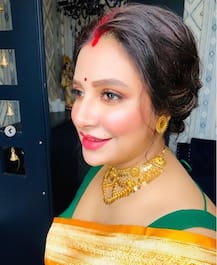 ছবি: হলুদ শাড়ি, সাবেকি গয়না, ঢলঢলে মুখ...বাড়িতেই সাধ খেলেন শুভশ্রী