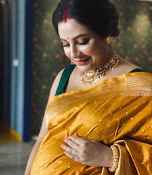 ছবি: হলুদ শাড়ি, সাবেকি গয়না, ঢলঢলে মুখ...বাড়িতেই সাধ খেলেন শুভশ্রী