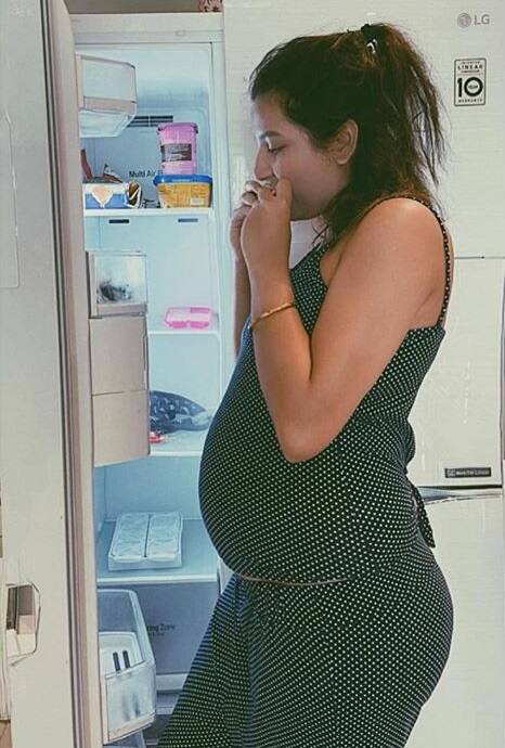 মা হওয়ার আগে স্বাভাবিক ভাবেই বেড়েছে কয়েকটি খাবারের প্রতি তাঁর আগ্রহ। ফ্রিজ থেকে খাবার বের করে খাওয়ার ছবি নিজেই শেয়ার করেছিলেন তিনি। 