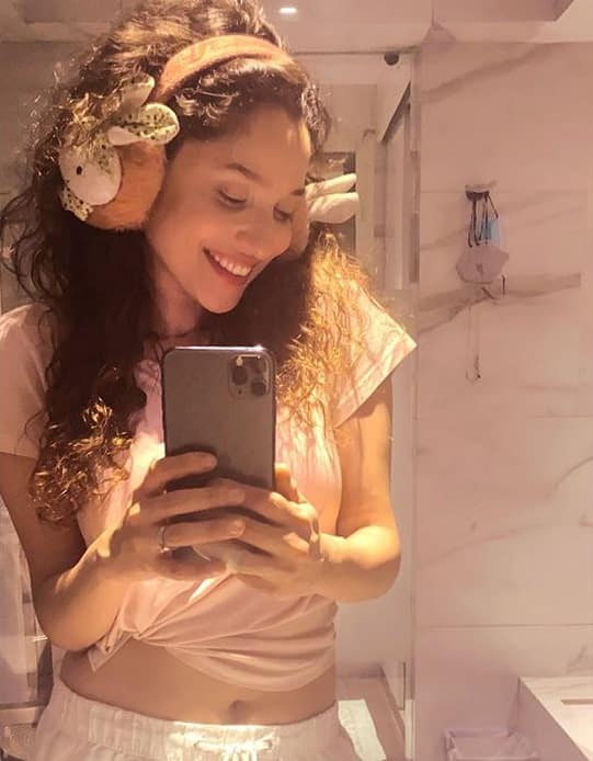 বলেন, ''সুশান্ত এমন একটা ছেলে, যে প্রচুর বই পড়ত, ডায়েরি লিখত, ভয়ের ছবি দেখতে ভালবাসত। বাচ্চাদের মতো চকোলেট খেত। অন্যকে অনুপ্রেরণা জোগাত।''