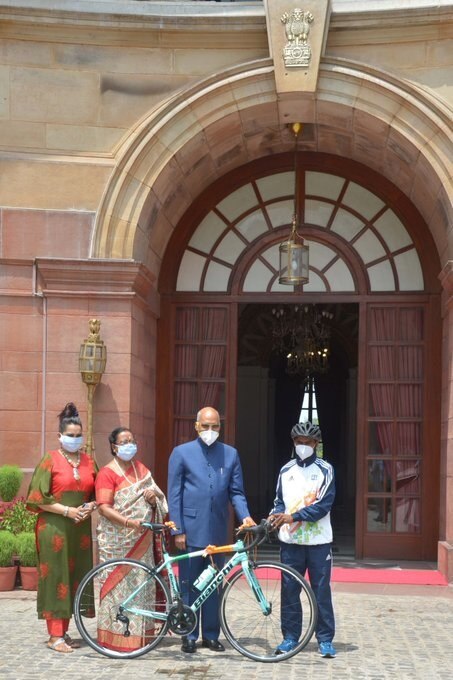 President Ramnath kovind gifts bicycle to Delhi school boy who wants to excel as top cyclist ধাবায় বাসন মেজেও চ্যাম্পিয়ন সাইক্লিস্ট হওয়ার স্বপ্ন, রিয়াজকে ইদে সাইকেল উপহার রাষ্ট্রপতির