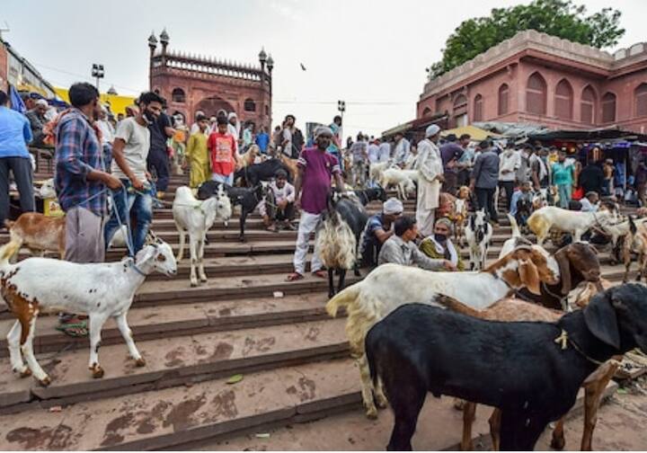 করোনা কালে ইদ। তাই জামা মসজিদে কড়া সুরক্ষা ব্যবস্থা। প্রার্থনাসভায় যোগ দিতে আসা প্রত্যেক পুণ্যার্থীর শারীরিক তাপমাত্রা থার্মোমিটার গান-এর সাহায্যে মাপা হচ্ছে।হ্যান্ড স্যানিটাইজারের ব্যবস্থাও আছে।