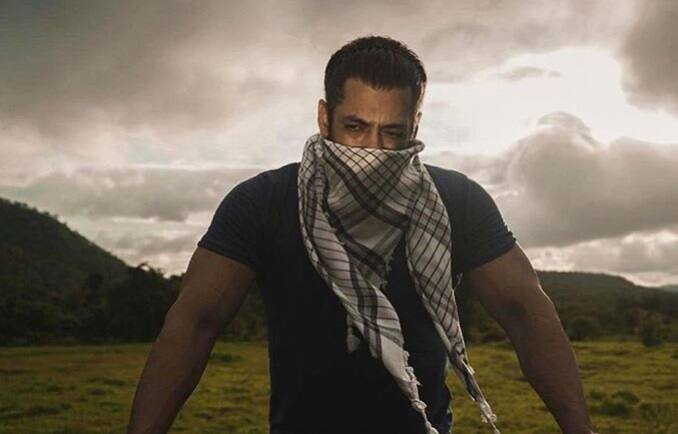 এ বছর ইদ আড়ম্বরহীন। সকলকে ইদের শুভেচ্ছা জানিয়েছেন সলমন খান, এই ছবিটি পোস্ট করে।