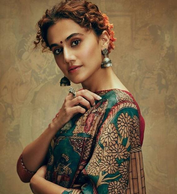 তাপসী শুধু অভিনয়ের জন্য নয়, স্কোয়াশ খেলাতেও সিদ্ধহস্ত। তিনি একসময় নিয়মিত খেলা অনুশীলন করতেন।