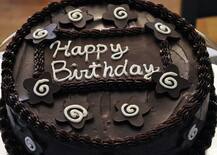 বাবা শুধুই টাকা টাকা করে, জন্মদিনে ডলার ভর্তি কেক দিয়ে চমক মেয়ের!