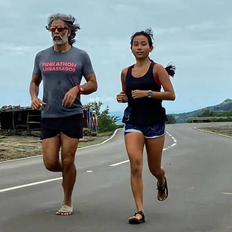 স্ত্রী অঙ্কিতা কোঁয়ারের সঙ্গে রাস্তায় দৌড়ের একটি ছবি সোশ্যাল মিডিয়ায় শেয়ার করেছেন মিলিন্দ সোমন। 