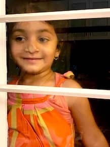 ছবিতে দেখুন, সেল্ফ আইসোলেশনে বাবুল সুপ্রিয়, জানলায় থেকেই  'গুড নাইট' বলল ছোট্ট নয়না