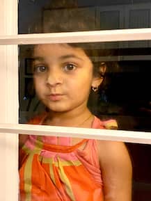 ছবিতে দেখুন, সেল্ফ আইসোলেশনে বাবুল সুপ্রিয়, জানলায় থেকেই  'গুড নাইট' বলল ছোট্ট নয়না