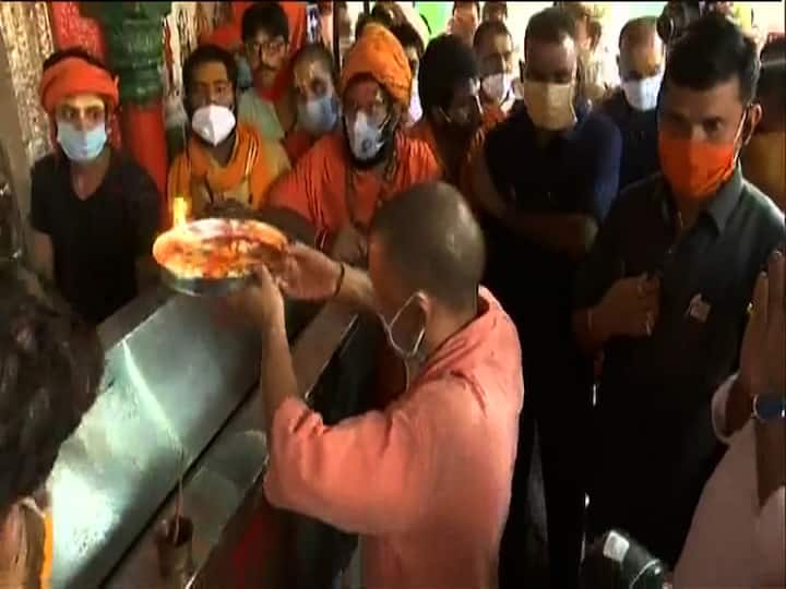 যোগী আদিত্যনাথ ছিলেন সন্ধে পর্যন্ত। পুজোও দেন তিনি।