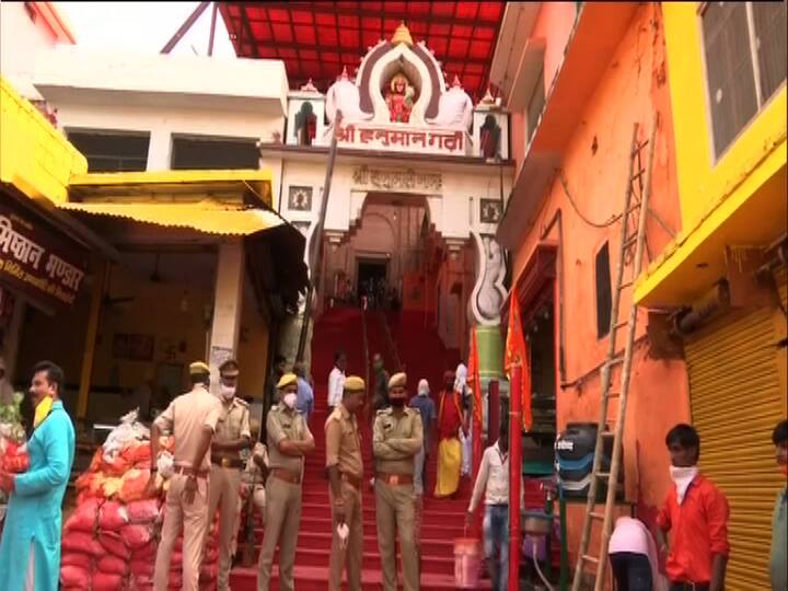 অনুষ্ঠান উপলক্ষে এখন সাজো সাজো রব অযোধ্যায়। চলছে শেষ মুহূর্তের প্রস্তুতি।