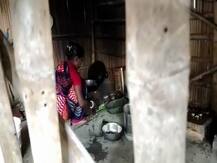 লকডাউনে কাজ গিয়েছে স্বামীর, সংসারে হাল টানতে টোটো চালিয়ে লড়াই স্ত্রীর