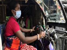 লকডাউনে কাজ গিয়েছে স্বামীর, সংসারে হাল টানতে টোটো চালিয়ে লড়াই স্ত্রীর