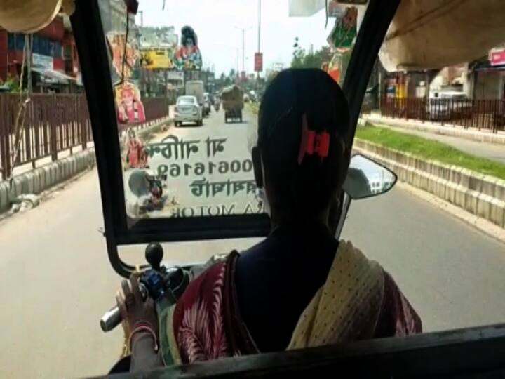এই লড়াইয়ে বধূর পাশে দাঁড়িয়েছে গোটা পরিবার।নিয়তির শাশুড়ি আরতি বর্মন বলেছেন, ছেলের কাজ চলে যায়, বৌমা টোটো কেনে, বৌমাকে ধন্যবাদ দিতে হয়, যেভাবে কষ্ট করে সংসার চালাচ্ছে।