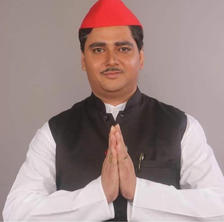 সমাজবাদী পার্টি সুপ্রিমো মুলায়ম সিংহ যাদবকে নিয়ে হিন্দি ছবি তৈরি হচ্ছে মুম্বইয়ে। ছবির পরিচালক বাঙালি এবং ছবির নামভূমিকায় কলকাতার ছেলে অমিত শেঠি। ‘ম্যায় মুলায়ম সিং যাদব’ ছবির পরিচালক শুভেন্দু রাজ ঘোষ। ছবিতে গুরুত্বপূর্ণ ভূমিকায় রয়েছেন জারিনা ওয়াহাব, মুকেশ তিওয়ারি, মিমো চক্রবর্তী প্রমুখ। পরিচালক ও মুখ্য চরিত্রাভিনেতার সঙ্গে কথা বলে প্রতিবেদনটি তৈরি করলেন ইন্দ্রনীল শুক্লা।