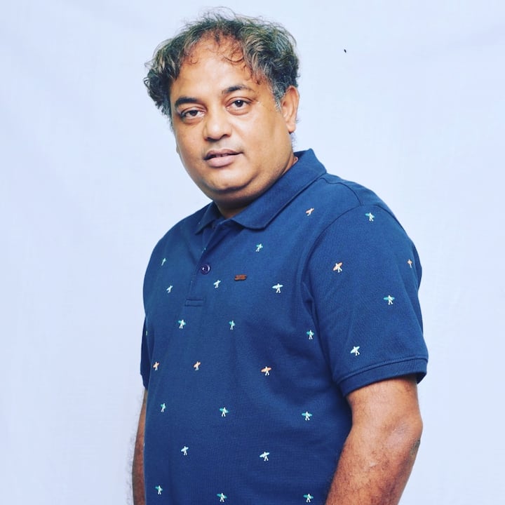 বছর কয়েক আগে নোটবন্দি নিয়ে ছবি বানিয়েছিলেন শুভেন্দু। তিনি বলেছেন, শুধু রাজনীতি এ ছবির বিষয় নয়। মানুষ মুলায়ম সিংহ যাদবকে পোর্ট্রে করতে চেয়েছি। একজন সাধারণ চাষির বাড়ির ছেলে কেমন করে সাঙ্ঘাতিক এক কুস্তিগির হয়ে উঠলেন, তারপর একসময়ে স্কুলে ছাত্র পড়ালেন, ক্রমে রাজনীতিতে এলেন, এমার্জেন্সির সময় ১৯ মাস জেল খাটতে হল, তারপর আবার তিন বার উত্তরপ্রদেশের মুখ্যমন্ত্রী হলেন। এই যে জার্নিটা, সেটাই ছবিতে ধরতে চেয়েছি।‘ 
