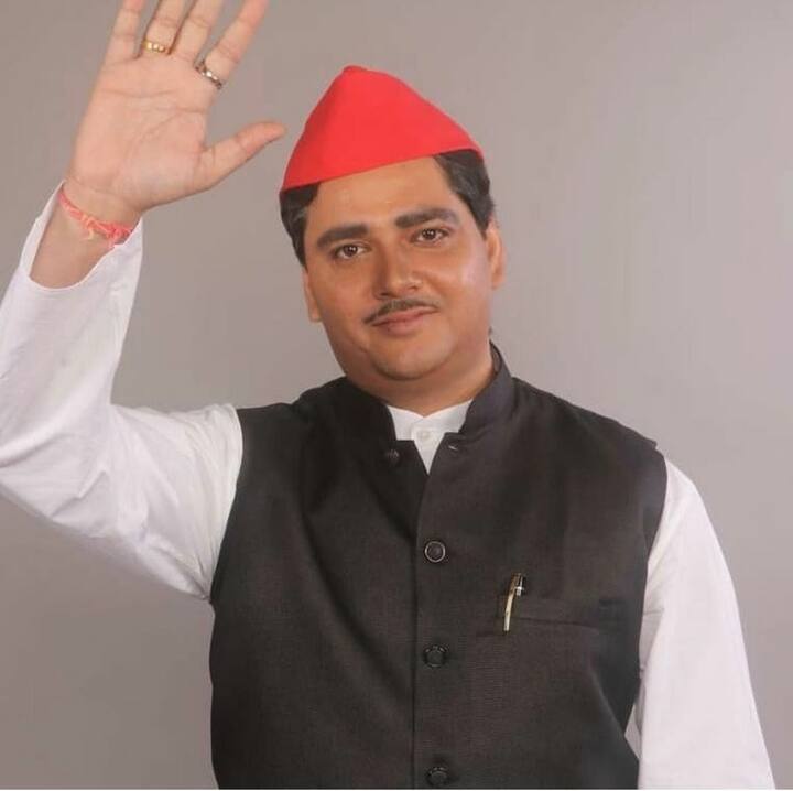 মুলায়মের অনুমতি নেওয়ার জন্য লখনউ গিয়ে সমাজবাদী পার্টির অফিসে লাইন দিয়েছেন পরিচালক। মুলায়ম অসুস্থ ছিলেন। বেশি কথা বলেননি। শুধু উৎসাহ দিয়ে বলেছেন, করো করো। ওঁর ছেলে অখিলেশ সাহায্য করেছেন নানা তথ্য দিয়ে।