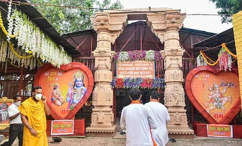 রাত পোহালেই অযোধ্যায় রাম মন্দিরের ভূমিপুজো। এই অনুষ্ঠানে হাজির থাকবেন প্রধানমন্ত্রী নরেন্দ্র মোদি সহ বহু বিশিষ্ট ব্যক্তি। ভূমিপুজো উপলক্ষে সেজে উঠেছে অযোধ্যা। ছবি সৌজন্যে পিটিআই