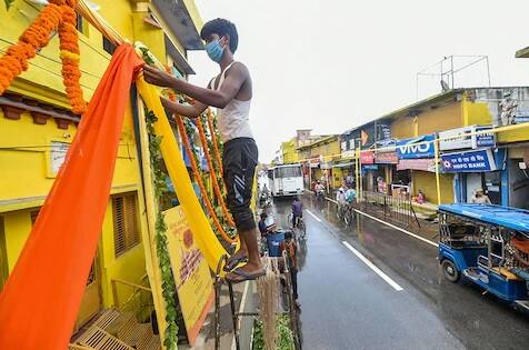 রাম মন্দিরের আশেপাশের সব রাস্তা বিশেষভাবে সাজানো হয়েছে। সব বাড়ির রংই করা হয়েছে হলুদ। ছবি সৌজন্যে পিটিআই