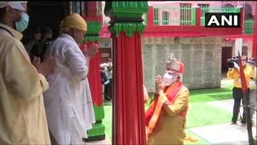 হনুমানগঢ়ী মন্দিরে পুজো দেন তিনি। ছবি সৌজন্যে এএনআই