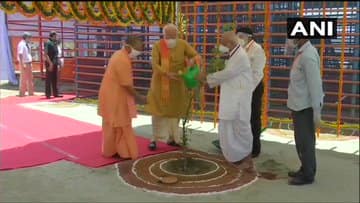 ভূমিপুজোয় যোগ দেওয়ার আগে একটি পারিজাত গাছের চারা রোপণ করেন প্রধানমন্ত্রী। ছবি সৌজন্যে এএনআই