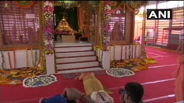 আজ অযোধ্যা পৌঁছে হনুমানগঢ়ী যান মোদি। ছবি সৌজন্যে এএনআই