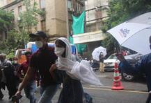 মুখ ঢেকে লুকিয়ে ইডি দফতরে রিয়া, ধরা পড়লেন ক্যামেরায়!