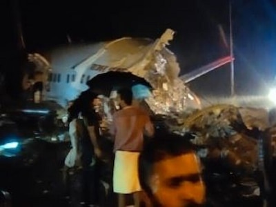 Air India Express With 180 Passengers From Dubai Skids Off Runway While Landing At Kozhikode কোঝিকোড়ে ১৮০ যাত্রী নিয়ে রানওয়ে থেকে পিছলে খাদে পড়ে দুটুকরো এয়ার ইন্ডিয়ার বিমান, মৃত ২ পাইলট সহ ১৪