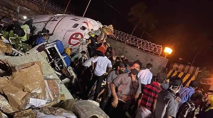 মাটি ছোঁয়ার মুহূর্তেই বিমানটি বৃষ্টিভেজা রানওয়েতে পিছলে যায়। তারপর রানওয়ে পেরিয়ে পাশের একটি খাদে পড়ে যায় সেটি। বিশাল বিমানটি মাঝখান থেকে ভেঙে দু’টুকরো হয়ে যায়। 