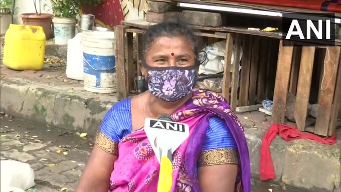 Who is the 50-yr-old woman who stood near open manhole for 7 hrs in Mumbai rains? ইনি কান্তা মূর্তি, নিজে বৃষ্টিতে ভেজা মুম্বইয়ে ৭ ঘন্টা খোলা ম্যানহোল পাহারা দেন, স্বামী প্রতিবন্ধী, ফুল বেচে সংসার চলে