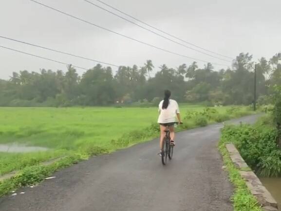 গোয়ায় ফুরফুরে মেজাজে ছুটি কাটাচ্ছেন অভিনেত্রী সারা আলি খান ও ভাই ইব্রাহিম। নানারকম মজা তো করছেনই। সেই সঙ্গে সবুজ-ঘেরা রাস্তায় ভাই-বোনে চালাচ্ছেন সাইকেল।
