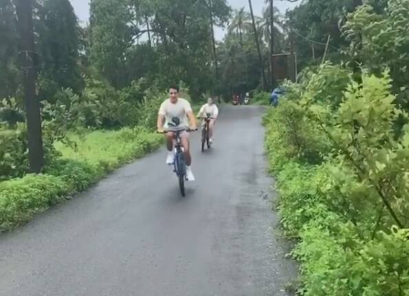 রেসে কখনও টেক্কা দিচ্ছেন ইব্রাহিম। কখনও আবার সারা।