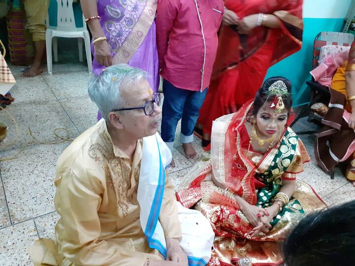 সমরেন্দ্র জানান, প্রথম বিয়ের মতোই এ বারেও তিনি পণ নেননি। তাঁর মনে হয়েছিল, যে হেতু একা থাকেন, ভবিষ্যতে অসুস্থ হয়ে পড়লে বা বিশেষ কোনও পরিস্থিতিতে তাঁকে দেখার কেউ থাকবে না। লকডাউনের সময়েই তিনি বিষয়টি টের পেয়েছেন। (ছবি ও প্রতিবেদন-সৌরভ বন্দ্যোপাধ্যায়)