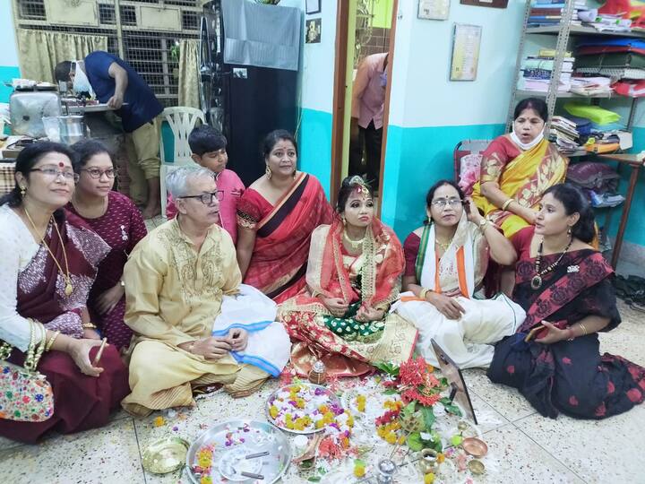 সমরেন্দ্রবাবু কয়েক মাস আগে সংবাদপত্রে বিজ্ঞাপ‌ন দেন। সেই সূত্রেই রিষড়ার বাসিন্দা ইরা রায়ের সঙ্গে সম্বন্ধ করে গত ২৭ জুলাই রেজিস্ট্রি করে বিয়ে হয়। সোমবার সমরেন্দ্রবাবুর ফ্ল্যাটে সামাজিক বিয়ে হয়।(ছবি ও প্রতিবেদন-সৌরভ বন্দ্যোপাধ্যায়)