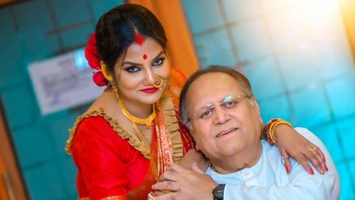 আমাদের দীপঙ্কর দে-দোলন রায়ের কথাই ধরুন। দীর্ঘদিন এক সঙ্গে থাকার পর এ বছরের শুরুতে বিয়ে করেছেন তাঁরা। দীপঙ্করের বয়স ৭৫। দোলনের? প্রায় ৫০। 