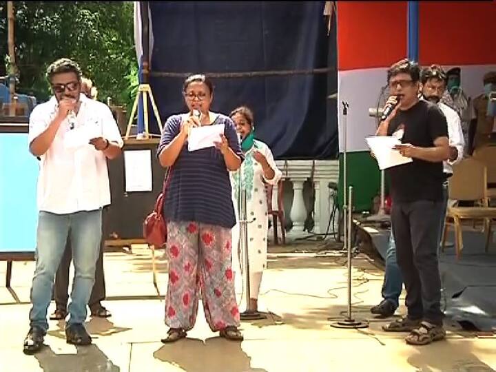 করোনাকালে যারা সামনে থেকে লড়াই করছেন, তাঁদের সম্মানজ্ঞাপনের জন্য লেখা হয়েছে বিশেষ গান। সেই গানের মহড়া দেন ইন্দ্রনীল সেন, মনোময় ভট্টাচার্য, রূপঙ্কর বাগচী ও লোপামুদ্রা মিত্র সহ অন্যান্য শিল্পীরা।