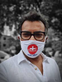 'এবার হোক স্বাস্থ্যের স্বাধীনতা', বস্তিবাসীদের কাছে সুরক্ষা সামগ্রী পৌঁছে দিয়ে বলছেন রুদ্রনীল