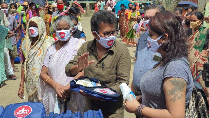 সুরক্ষা সামগ্রীর সঙ্গে চাই সচেতনতার পাঠও। সেই ব্যবস্থাও করেছেন রুদ্রনীল। জানালেন, ‘বস্তিবাসীর মধ্যেই যারা শিক্ষিত তাঁদের নিয়ে তৈরি করা হয়েছে স্বেচ্ছাসেবকদের দল। সবাইকে সমস্ত সামগ্রীর সঠিক ব্যবহার বুঝিয়ে দেবেন তাঁরাই। আর প্রয়োজনে হাসপাতালে নিয়ে যআওয়ার জন্য জননী-র সঙ্গে যোগাযোগ করার গুরুভারও তাঁদেরই ওপর।’