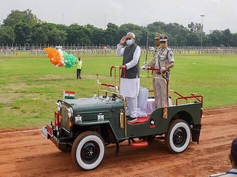 পটনার গাঁধী ময়দানে গার্ড অফ অনার নেন বিহারের মুখ্যমন্ত্রী নীতীশ কুমার। ছবি সৌজন্যে পিটিআই