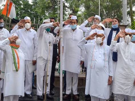 ভোপালে দলীয় দফতরে স্বাধীনতা দিবসের অনুষ্ঠানে যোগ দেন প্রদেশ কংগ্রেস সভাপতি কমলনাথ, রাজ্যসভার সাংসদ দিগ্বিজয় সিংহ সহ অন্যান্য নেতা-কর্মীরা। ছবি সৌজন্যে পিটিআই