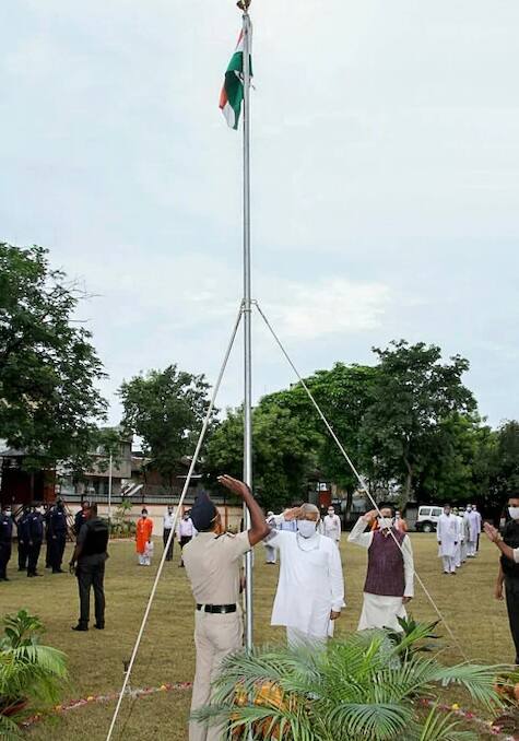 নাগপুরে আরএসএস-এর সদর দফতরে জাতীয় পতাকা উত্তোলন করেন মোহন ভাগবত। ছবি সৌজন্যে পিটিআই 